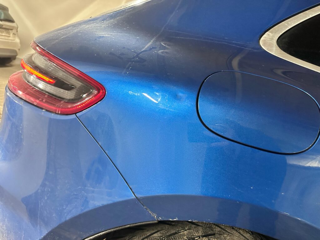 Вмятина и царапины на крыле Porsche Macan